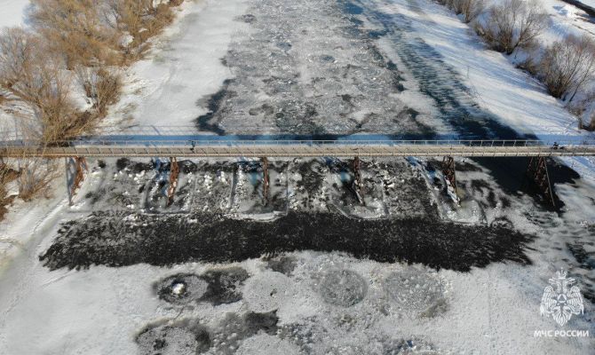 В Тульской области спасатели приступили к чернению льда на реке Дон