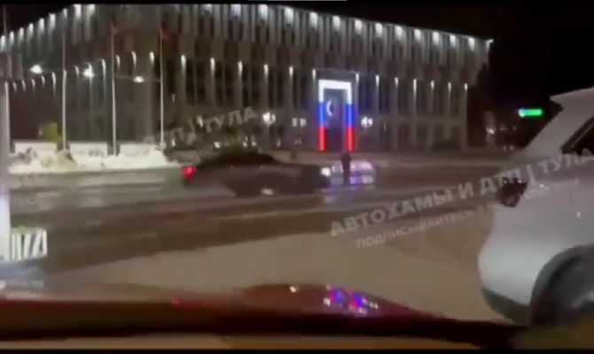 Туляк устроил дрифт на площади Ленина