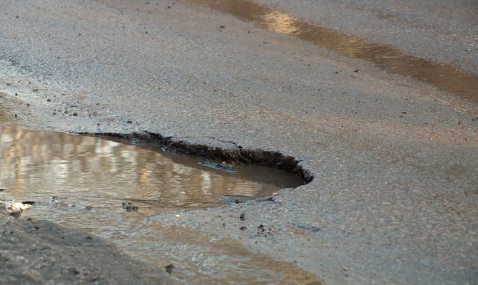 Капкан для водителей: почему на улице Рязанской вновь появилась яма