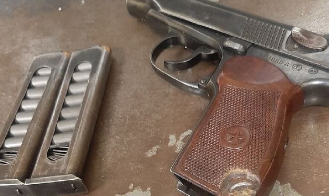 Житель Новомосковска выстрелил собутыльнику в пах из револьвера