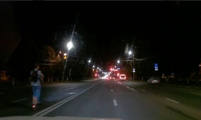 Опасный маневр: в Туле два парня на электросамокате катаются по "встречке"