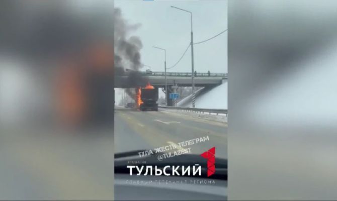 Грузовик загорелся на трассе М-4 в Веневском районе