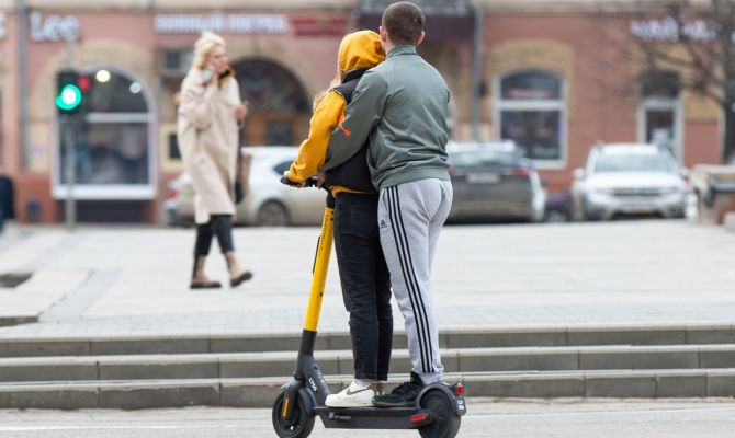 В каких случаях на самокатах можно ездить вдвоем