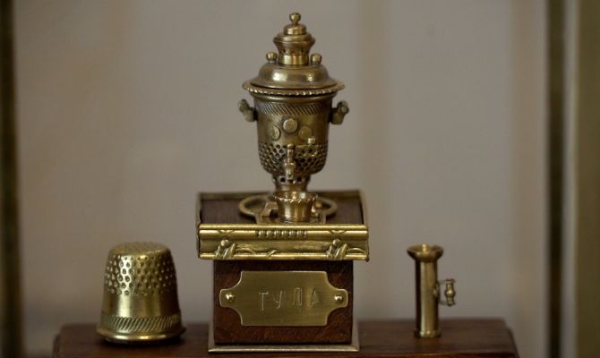 Тульский миниатюрист сделал настоящий самовар из наперстка