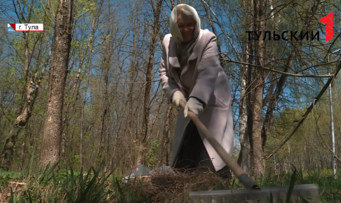 На протяжении  четырех лет тульская пенсионерка приводит в порядок сквер и парк 