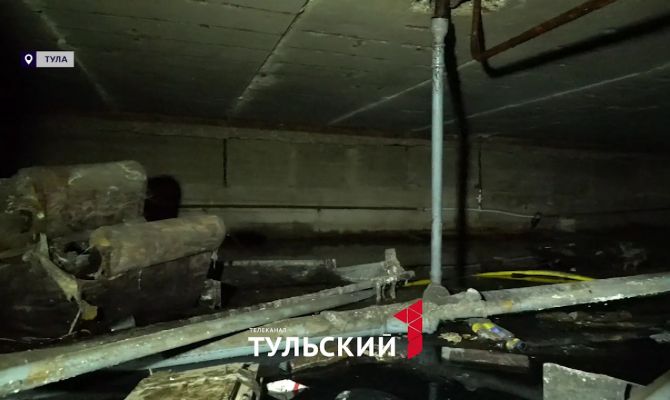 Жители пятиэтажки в Туле остались с гнилыми трубами и текущей крышей перед подачей тепла