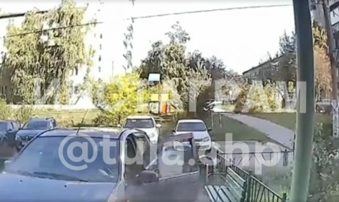 Между деревом и подъездом: в Туле «мастер парковки» стал героем соцсетей