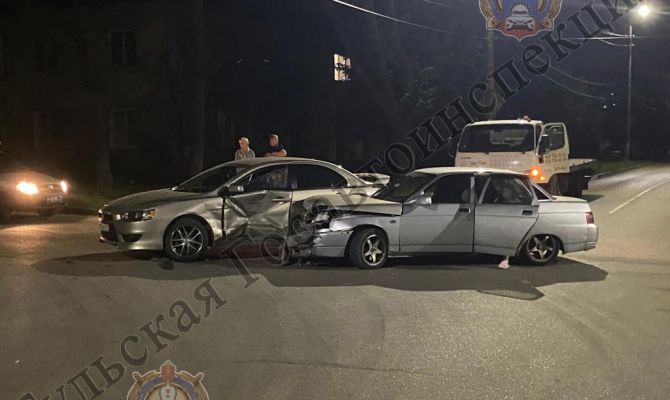 В Щекино из-за столкновения двух легковушек пострадала 19-летняя девушка