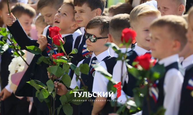 Тулякам напомнили, после какой суммы подарок учителю считают взяткой