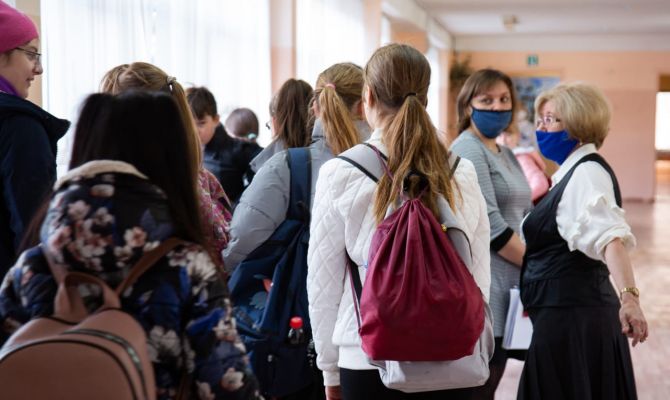 В школах запретили использование телефонов на уроках