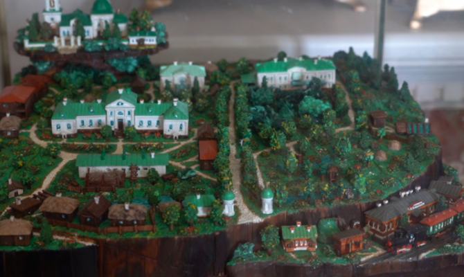 Латунь, дерево и малахит: мастер из Тулы сделал миниатюрную копию Ясной Поляны