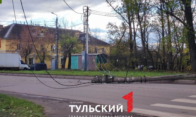 В Туле упавший столб заблокировал движение на улице Кутузова