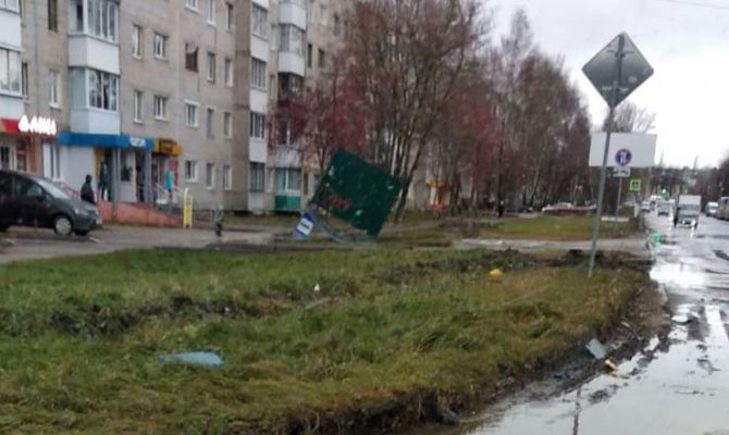 В Новомосковске сильный ветер сдул автобусную остановку