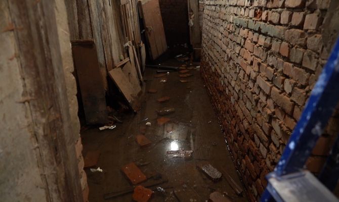 В Туле стало затапливать подвал: причину жители видят в сносе соседнего дома