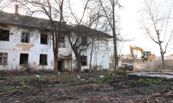 В центре Новомосковска приступили к сносу аварийных домов