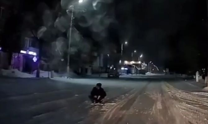 Ночью в Донском мужчина сел посреди дороги и грыз семечки