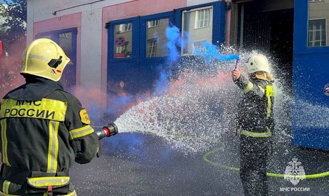 Тульские пожарные окатили водой из шланга коллегу перед выходом на пенсию