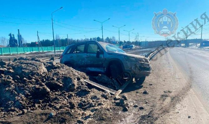 Автоледи за рулем «Suzuki» врезалась в отбойник на трассе М-2 в Тульской области