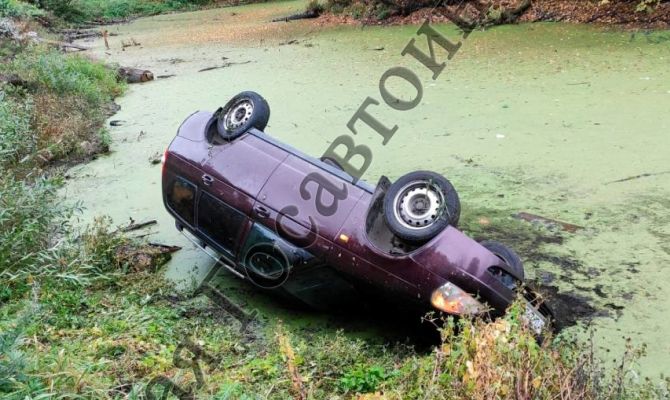 В Заокском районе машина съехала прямо в пруд: водитель погиб на месте