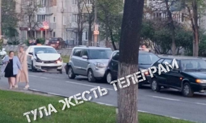 Массовое ДТП: на улице Ложевой в Туле столкнулись 4 машины