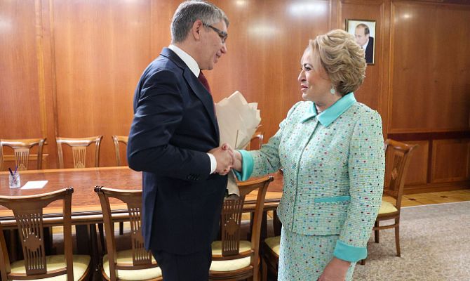 Губернатора Дмитрия Миляева наградили памятным вымпелом Совета Федерации