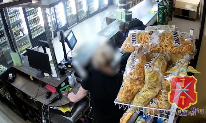 В Туле разбойник с ножом обчистил кассу магазина