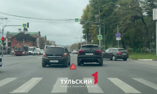 Две легковушки столкнулись на проспекте Ленина в Туле