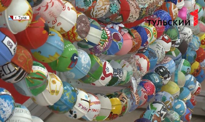 Тулу украсили 150-метровой гирляндой из елочных шариков