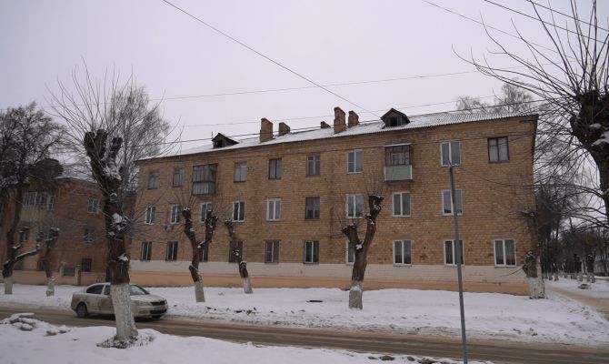 Жители трехэтажки в Щекино жалуются на дуршлаг вместо крыши