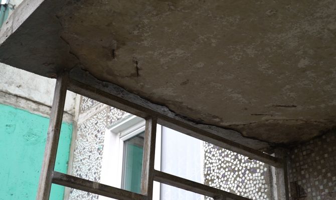 В Щекинском районе козырек над подъездом может упасть на голову жильцам