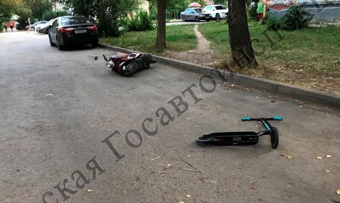 Под Тулой мужчина на мопеде сбил подростка на самокате