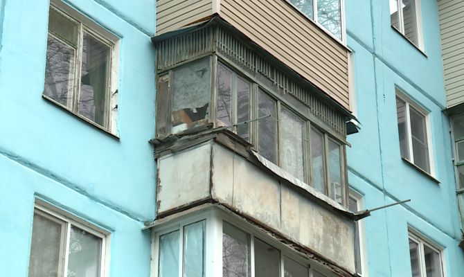 Жизнь взаперти: в Щекино хозяйка не выпускает из квартиры двух собак