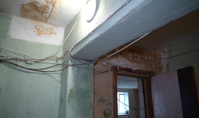 «У нас не капает»: в Щекино жильцов верхнего этажа заливает из-за равнодушия соседей