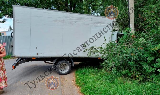 В Ясной Поляне «ГАЗ–А23R32» съехал с дороги и врезался в забор