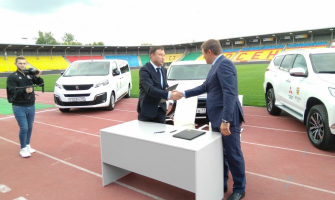 3 новых кроссовера и один микроавтобус передали тульскому «Арсеналу»