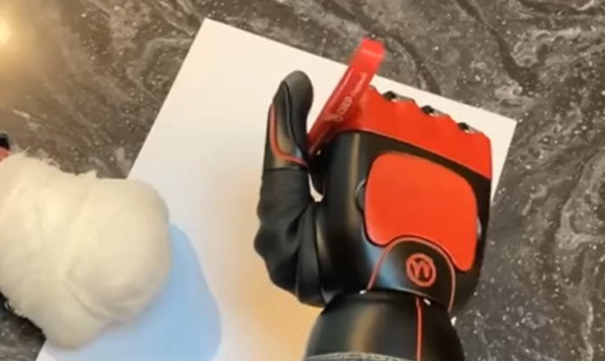 Роман Костомаров написал свое первое слово после ампутации кистей