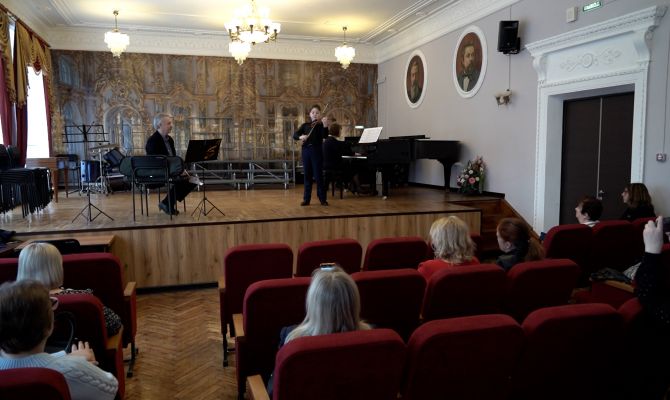 Заслуженный артист РФ Александр Тростянский провел мастер-класс для юных туляков