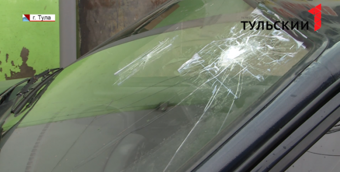 Хулиганы разбили тулячке припаркованную машину