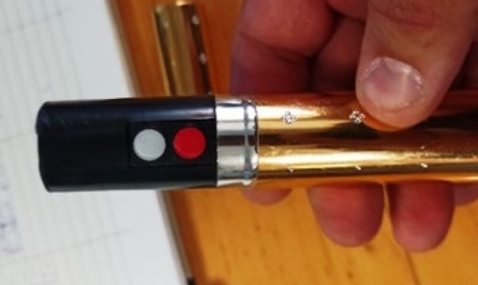 Тулячка пыталась пронести в суд электрошокер под видом губной помады