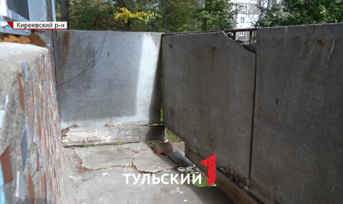 «Боишься, развалится»: в Тульской области пенсионерка не может выйти на свой же балкон