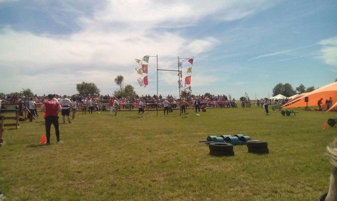 На Куликовом поле женщины бегали с гирями весом по 60 кг