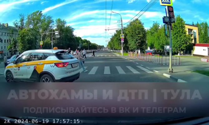 В Туле таксист-автохам развернулся на пешеходном переходе на "красный"