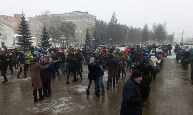 200 туляков станцевали вальс под знаменитую военную песню