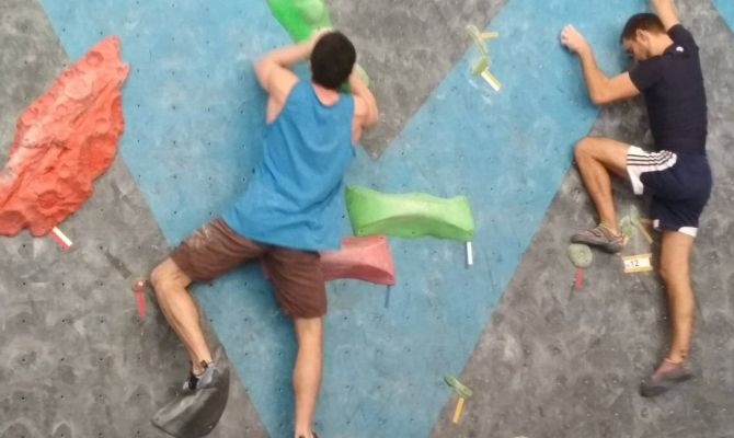 Самые ловкие туляки соревнуются на турнире по скалолазанию