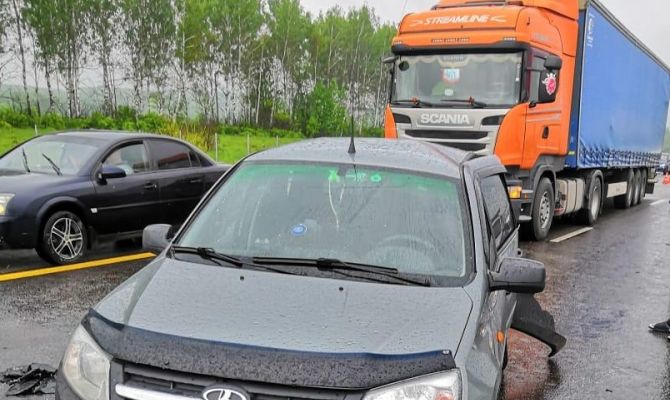 В Тульской области большегруз «зацепил» легковушку