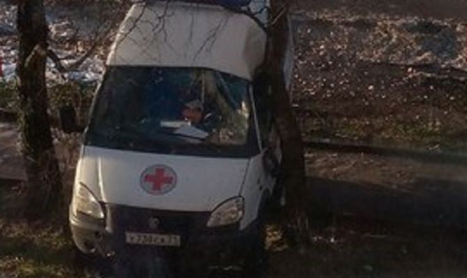 В Алексине машина скорой помощи врезалась в дерево