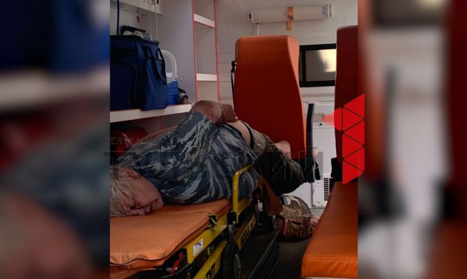 Появилось видео задержания пьяного дебошира в машине скорой помощи в Туле