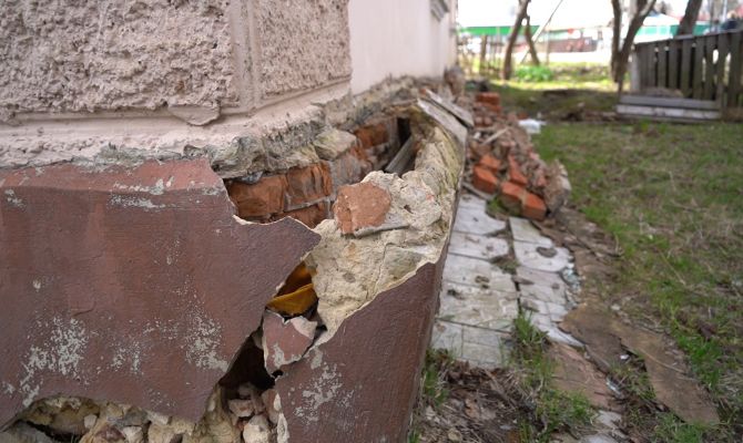 У жилого дома в Туле отвалился кусок фундамента: спустя 3 месяца дыру никто не заделал