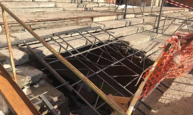 В Туле Прокуратура проводит проверку по факту падения женщины в яму на крыльце дома по улице Горького