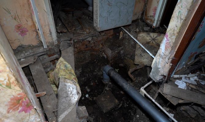 «Убираю и рыдаю»: в Донском хозяйка квартиры на первом этаже «тонет» в канализации